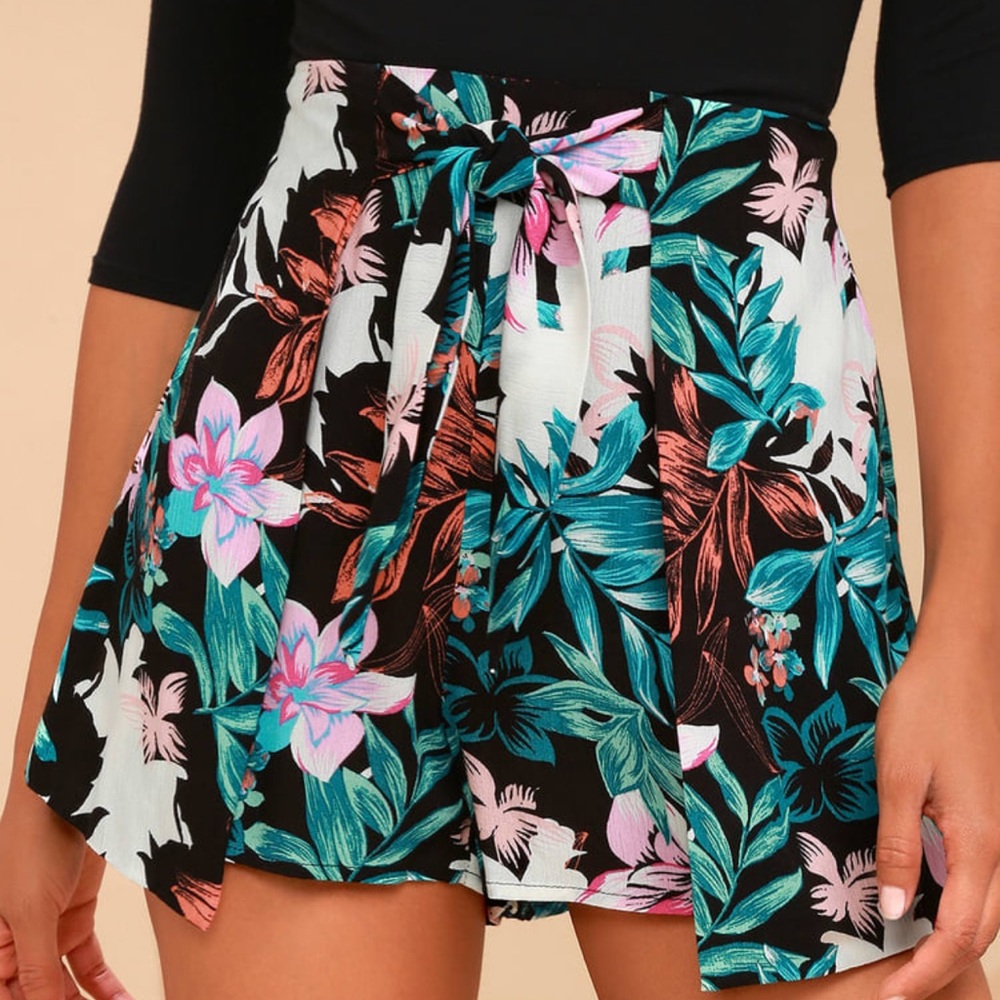 Lulu’s Waialae Gardens Black Tropical Print Tie-Front Shorts - Size XL